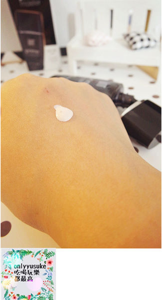 美妝分享【UNT 完美持久柔霧光粉餅】雙重保濕不卡粉，幫你打造自然透亮的妝感