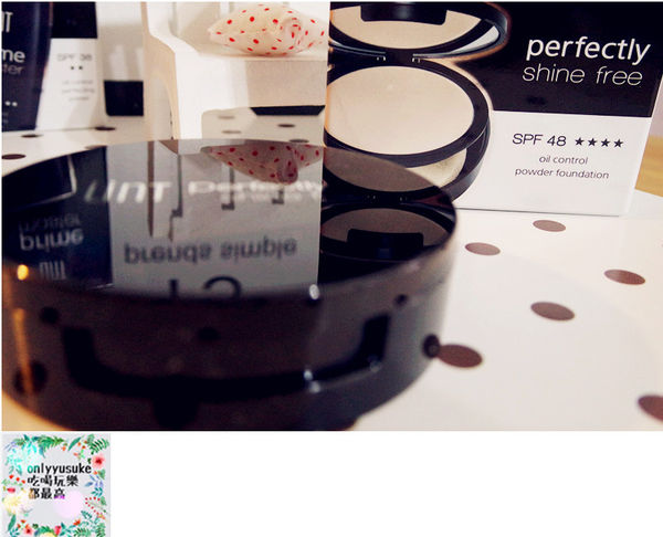 美妝分享【UNT 完美持久柔霧光粉餅】雙重保濕不卡粉，幫你打造自然透亮的妝感