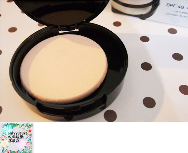 美妝分享【UNT 完美持久柔霧光粉餅】雙重保濕不卡粉，幫你打造自然透亮的妝感