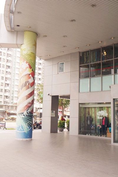 (台中)眾多時尚品牌配件包包【日曜天地台中Outlet】逛完到附近一中購物