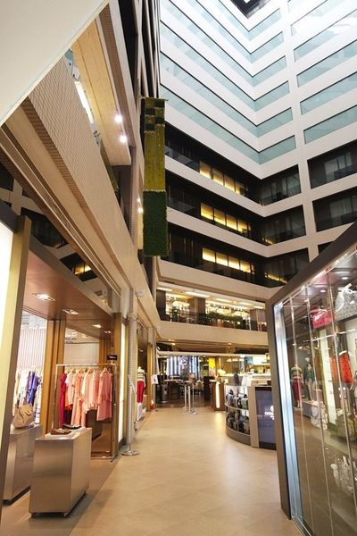 (台中)眾多時尚品牌配件包包【日曜天地台中Outlet】逛完到附近一中購物