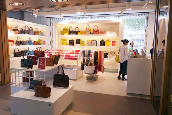 (台中)眾多時尚品牌配件包包【日曜天地台中Outlet】逛完到附近一中購物