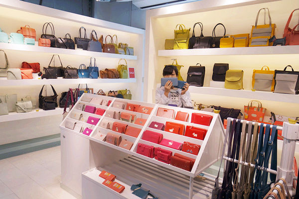 (台中)眾多時尚品牌配件包包【日曜天地台中Outlet】逛完到附近一中購物