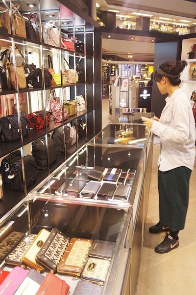 (台中)眾多時尚品牌配件包包【日曜天地台中Outlet】逛完到附近一中購物