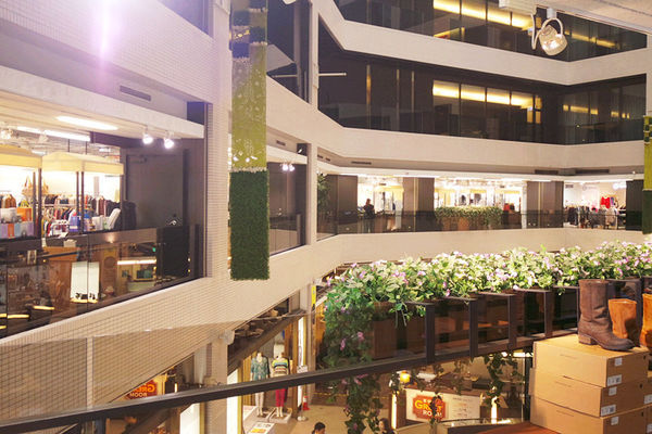 (台中)眾多時尚品牌配件包包【日曜天地台中Outlet】逛完到附近一中購物