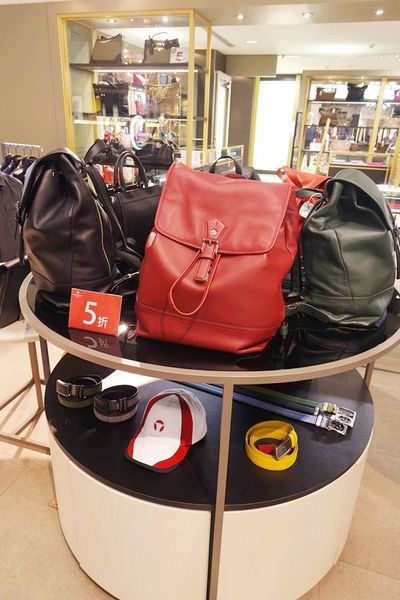 (台中)眾多時尚品牌配件包包【日曜天地台中Outlet】逛完到附近一中購物