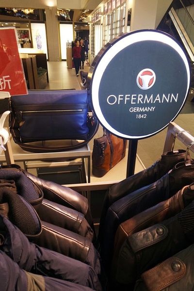 (台中)眾多時尚品牌配件包包【日曜天地台中Outlet】逛完到附近一中購物