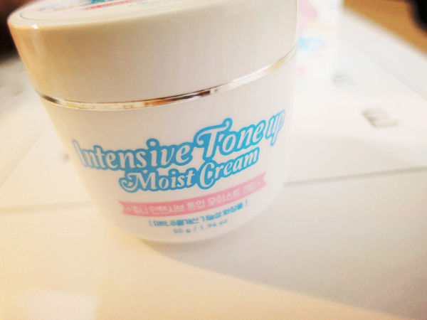 一抹即亮白,韓國超厲害【Choonee啾妮－玻尿酸珍珠素顏霜】保養同時也能變美