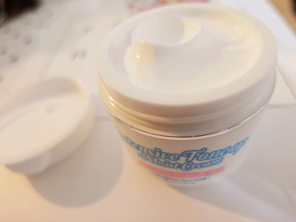 一抹即亮白,韓國超厲害【Choonee啾妮－玻尿酸珍珠素顏霜】保養同時也能變美