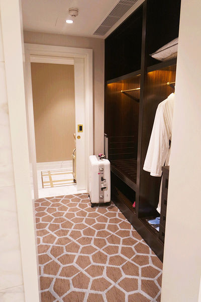 春遊澳門自由行DAY1【巴黎人,威尼斯人,義順牛奶公司,喜記雲吞,大利來記豬扒包】