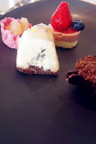 台北【W HOTEL】優美the kitchen table西餐廳,遊池放鬆,繽紛下午茶