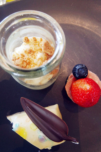 台北【W HOTEL】優美the kitchen table西餐廳,遊池放鬆,繽紛下午茶