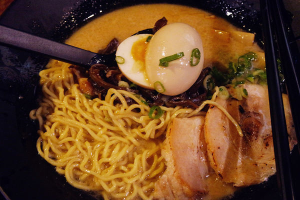 （FoOd台中)【麵屋虎徹-朱雀】濃郁湯頭,特別雞肉叉燒肉,感覺道地的平價拉麵