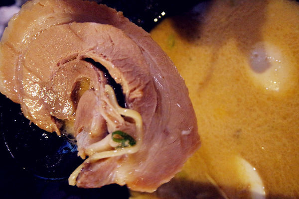 （FoOd台中)【麵屋虎徹-朱雀】濃郁湯頭,特別雞肉叉燒肉,感覺道地的平價拉麵