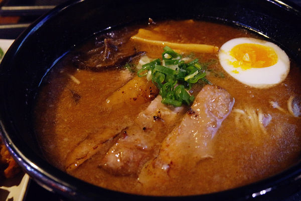 （FoOd台中)【麵屋虎徹-朱雀】濃郁湯頭,特別雞肉叉燒肉,感覺道地的平價拉麵