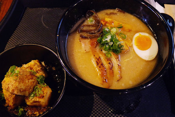 （FoOd台中)【麵屋虎徹-朱雀】濃郁湯頭,特別雞肉叉燒肉,感覺道地的平價拉麵