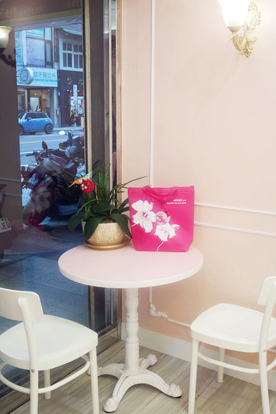 蛋糕口感扎實,香氣濃厚,吃完喜悅之情蛋糕【Aposo艾波索幸福甜點】