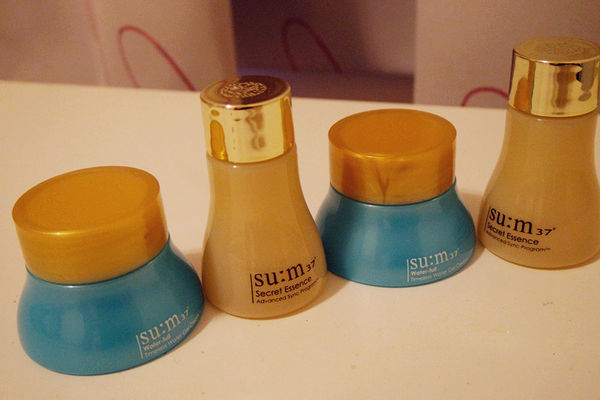 喚醒肌膚秘密韓國品牌【SUM37甦秘】鎖水青春奇蹟活酵肌秘露&水凝霜