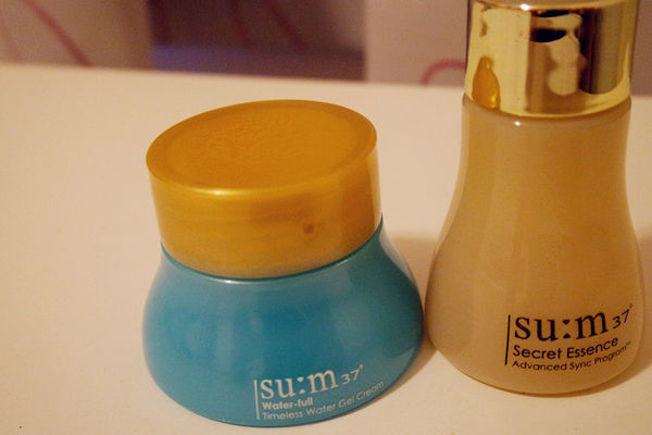 喚醒肌膚秘密韓國品牌【SUM37甦秘】鎖水青春奇蹟活酵肌秘露&水凝霜