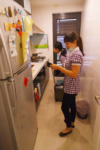 (居家分享)♥想要省時又省力,台中居家清潔,【魔法職人】正妹到府清潔,換你乾淨居家環境