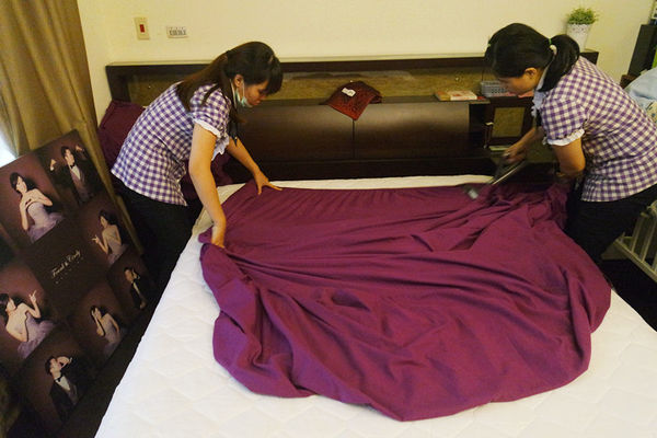 (居家分享)♥想要省時又省力,台中居家清潔,【魔法職人】正妹到府清潔,換你乾淨居家環境