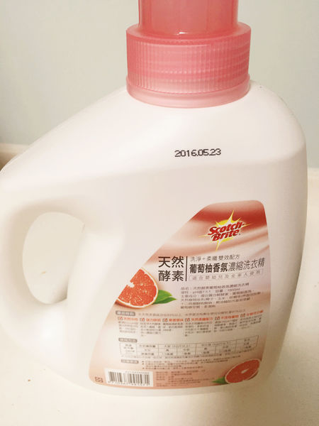 3M也有出洗衣精,讓外子以為我買了水果葡萄柚的〔天然酵素葡萄柚香氛濃縮洗衣精〕