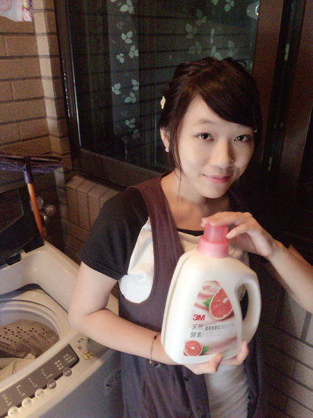 3M也有出洗衣精,讓外子以為我買了水果葡萄柚的〔天然酵素葡萄柚香氛濃縮洗衣精〕