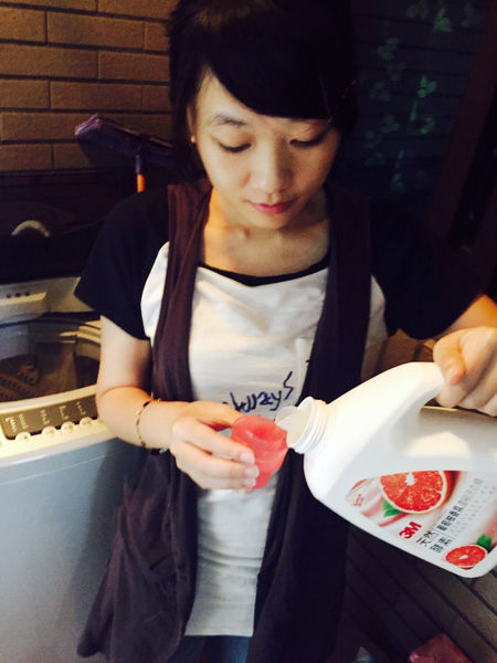 3M也有出洗衣精,讓外子以為我買了水果葡萄柚的〔天然酵素葡萄柚香氛濃縮洗衣精〕