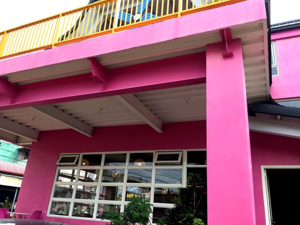 （FoOd南投)♥鄉村裡的粉紅小屋－山景盡收眼底的[一窩風cafe'-咖啡山賊團]