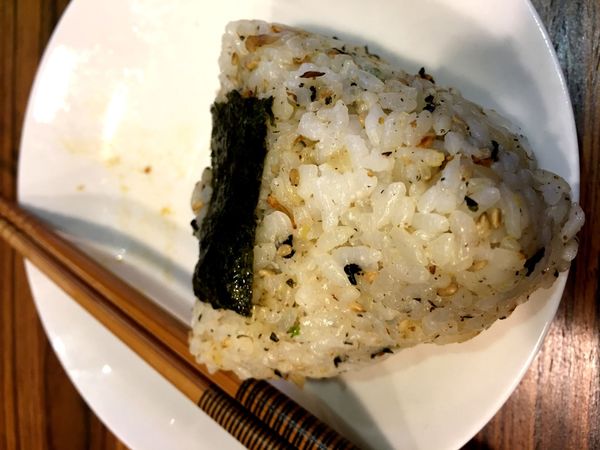 （FoOd桃園)♥窩客島推薦文－雖說是輕食卻很有飽足感的日式手作飯糰〔まいにち.日和〕