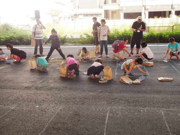 (活動分享)♥【ㄧㄚ馬路塗鴉趣】可拉進親子關係和企業的在地回饋實施的文創公益活動