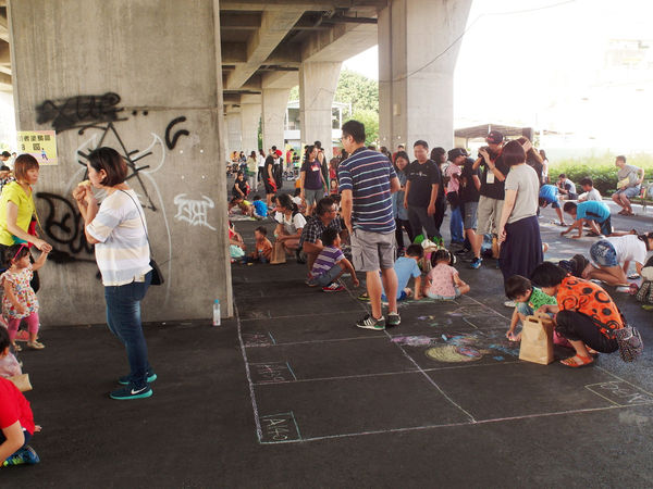 (活動分享)♥【ㄧㄚ馬路塗鴉趣】可拉進親子關係和企業的在地回饋實施的文創公益活動