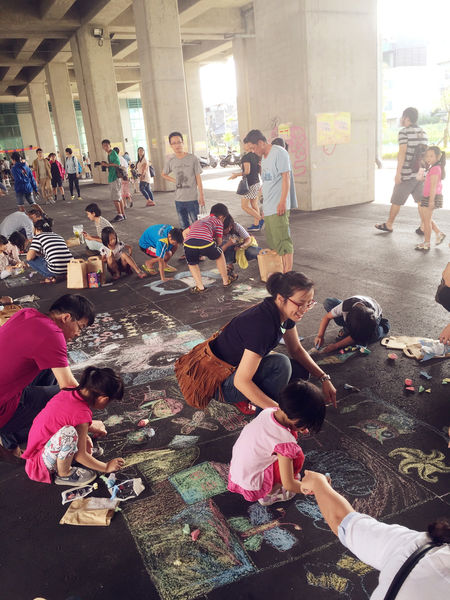 (活動分享)♥【ㄧㄚ馬路塗鴉趣】可拉進親子關係和企業的在地回饋實施的文創公益活動