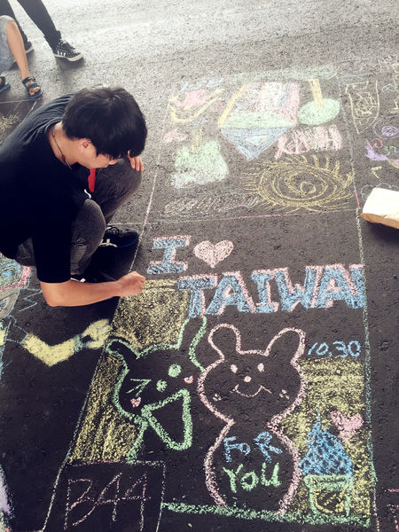 (活動分享)♥【ㄧㄚ馬路塗鴉趣】可拉進親子關係和企業的在地回饋實施的文創公益活動