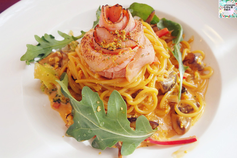 煙燻鮭魚佐海膽醬義大利麵