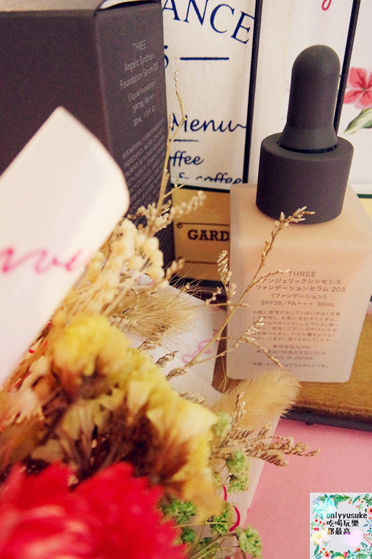 美妝分享【THREE天使煥采精萃粉底】自帶補光神器般的夢幻胖胖瓶,粉底同時也是精華液