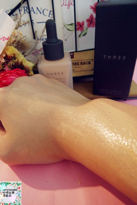 美妝分享【THREE天使煥采精萃粉底】自帶補光神器般的夢幻胖胖瓶,粉底同時也是精華液