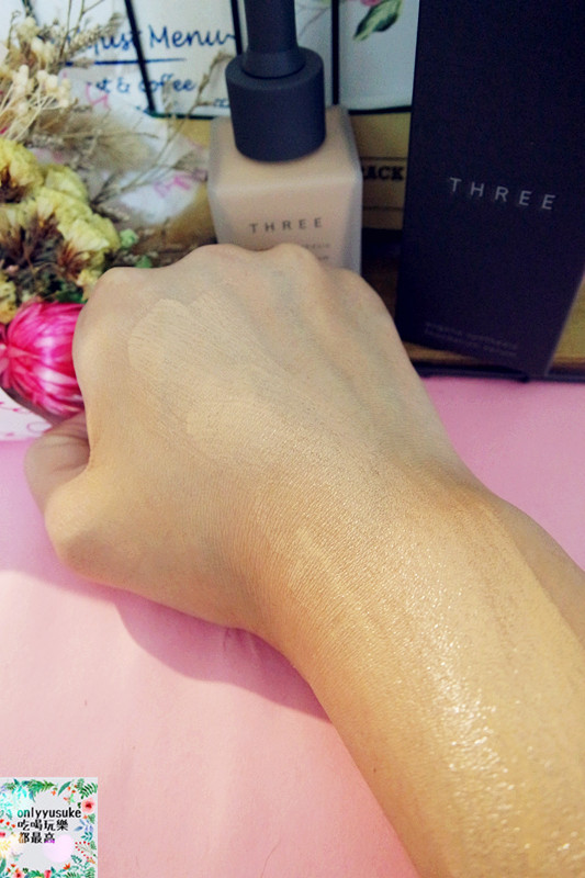 美妝分享【THREE天使煥采精萃粉底】自帶補光神器般的夢幻胖胖瓶,粉底同時也是精華液