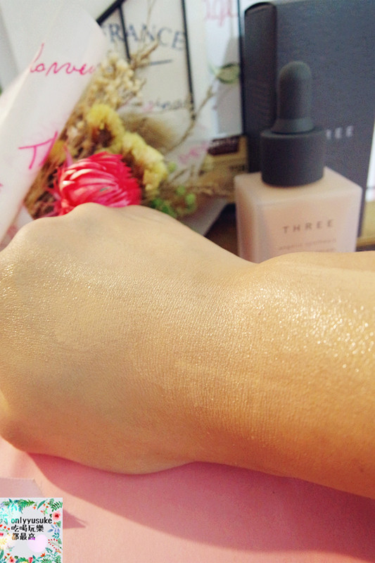 美妝分享【THREE天使煥采精萃粉底】自帶補光神器般的夢幻胖胖瓶,粉底同時也是精華液
