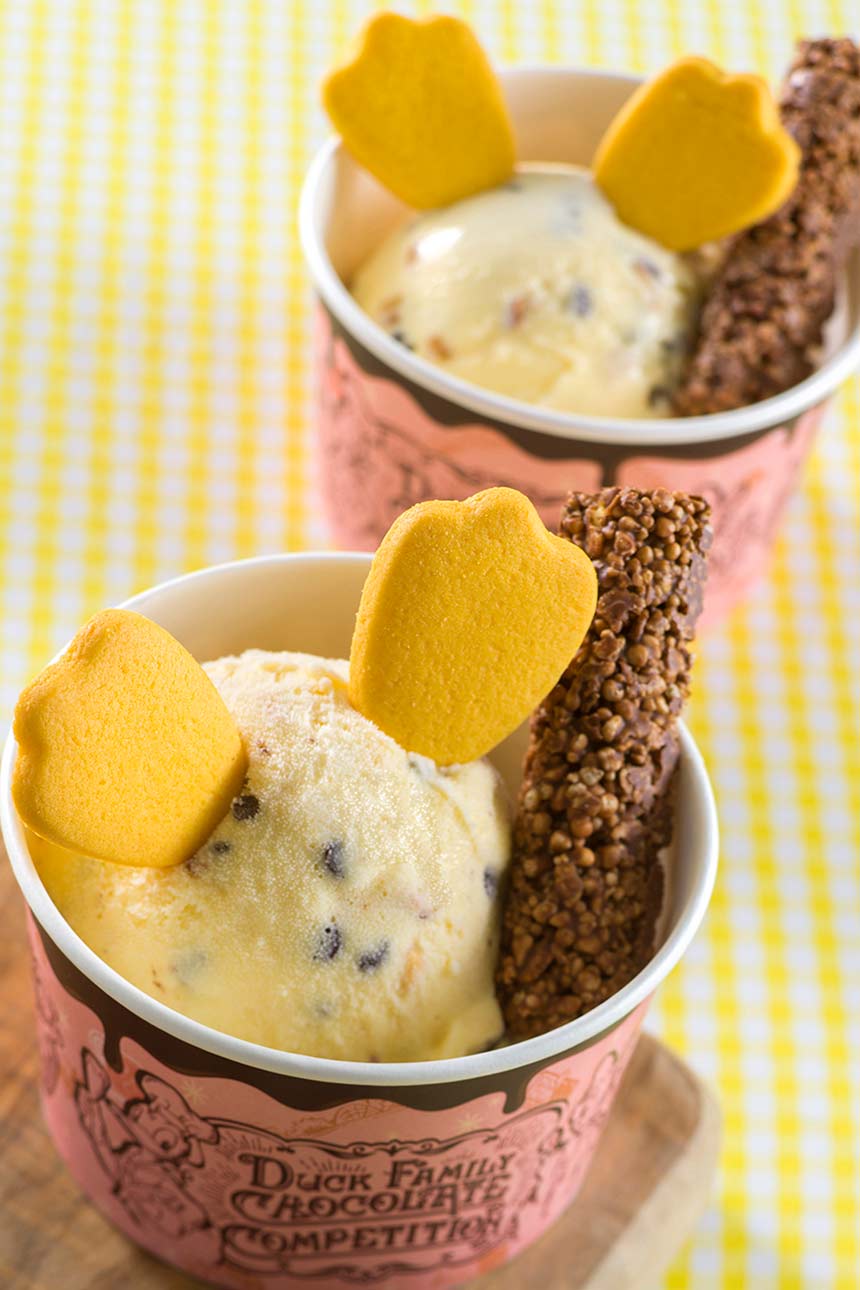 東京迪士尼35週年周邊商品以及必吃必買全攻略,個人化鐘錶吊飾&脆心巧克力罐