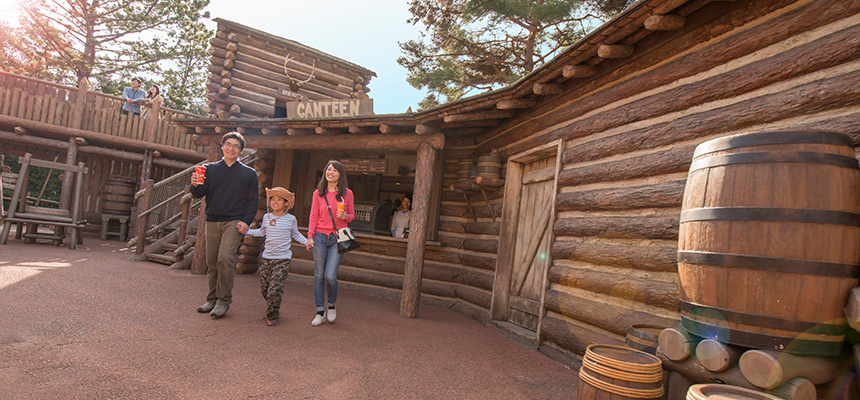 東京迪士尼35週年周邊商品以及必吃必買全攻略,個人化鐘錶吊飾&脆心巧克力罐