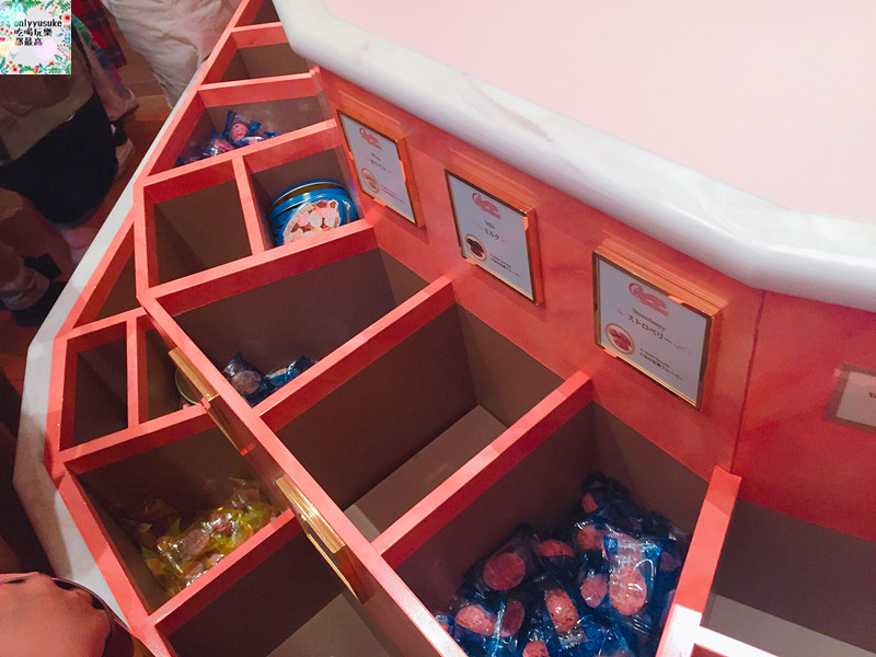 東京迪士尼35週年周邊商品以及必吃必買全攻略,個人化鐘錶吊飾&脆心巧克力罐