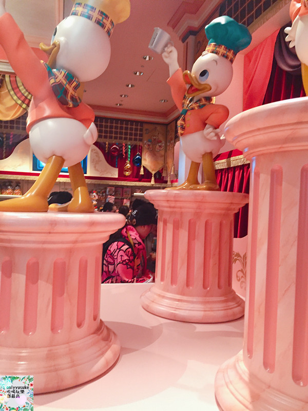 東京迪士尼35週年周邊商品以及必吃必買全攻略,個人化鐘錶吊飾&脆心巧克力罐