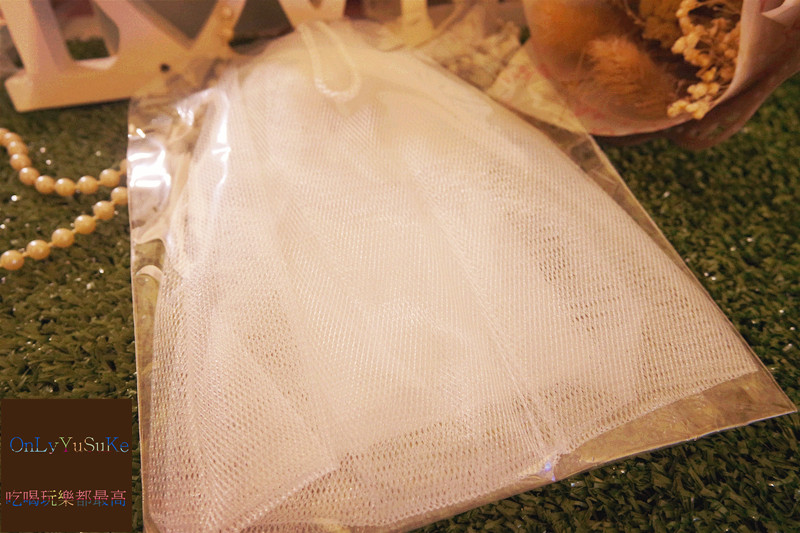 【日本淨白美人沖繩海泥潔顏乳】超多位置可以塗抹清潔的濃密泡沫潔顏