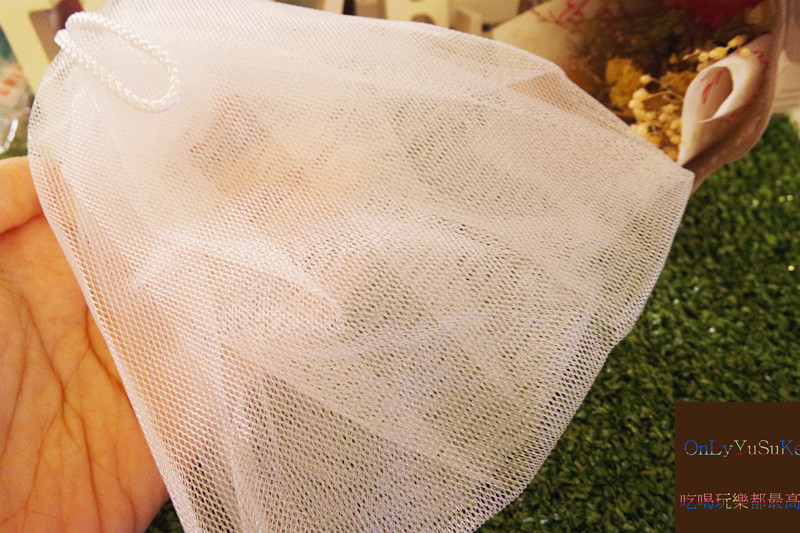 【日本淨白美人沖繩海泥潔顏乳】超多位置可以塗抹清潔的濃密泡沫潔顏