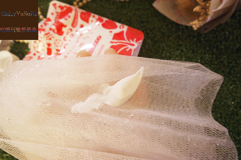 【日本淨白美人沖繩海泥潔顏乳】超多位置可以塗抹清潔的濃密泡沫潔顏