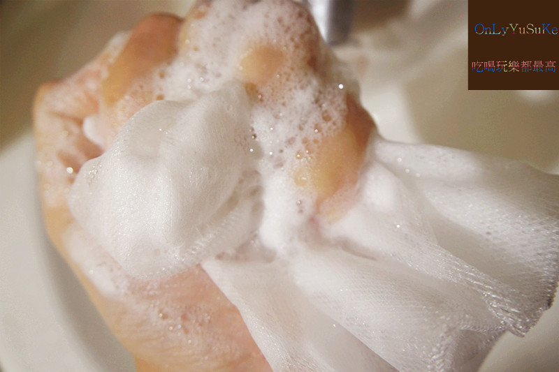 【日本淨白美人沖繩海泥潔顏乳】超多位置可以塗抹清潔的濃密泡沫潔顏