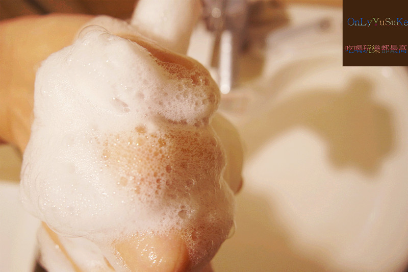 【日本淨白美人沖繩海泥潔顏乳】超多位置可以塗抹清潔的濃密泡沫潔顏