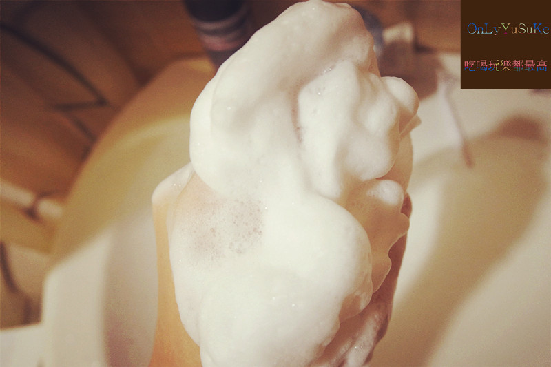 【日本淨白美人沖繩海泥潔顏乳】超多位置可以塗抹清潔的濃密泡沫潔顏