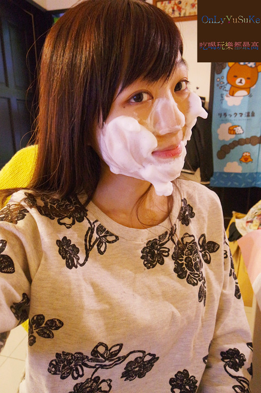 【日本淨白美人沖繩海泥潔顏乳】超多位置可以塗抹清潔的濃密泡沫潔顏